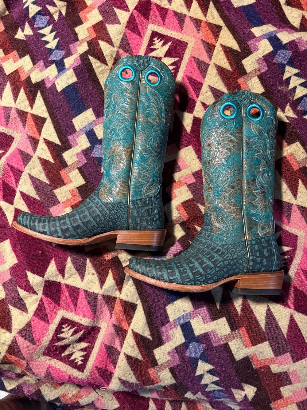 Practically New Ariat Leather Crocodile embossed Cowboy Boots Teal.Teal Size 10.